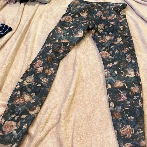 Lululemon frosted peony size 6 - Picture 2 of 3